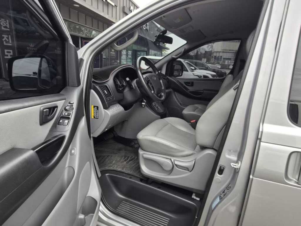 HYUNDAI Starex - Vista 5