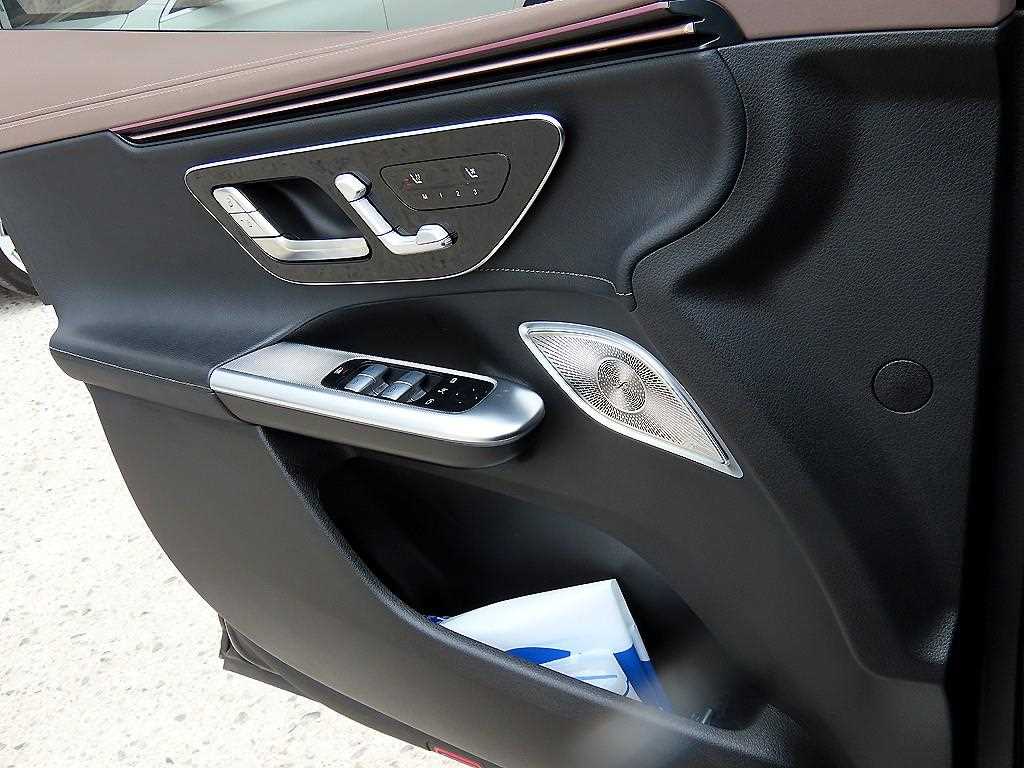 Mercedes Benz EQE - Vista 12