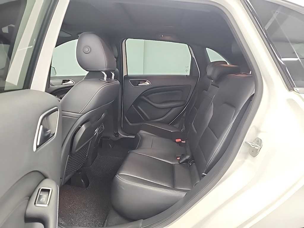 Mercedes Benz B Class (MY B) - Vista 12