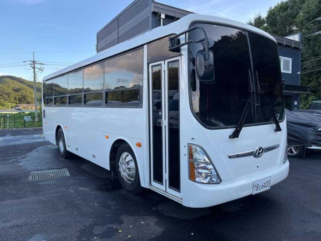 medium and large bus Medium-sized Hyundai Bus - Vista 2