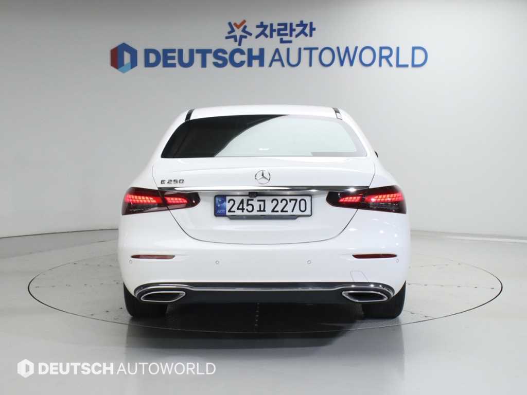 Mercedes Benz E class - Vista 4