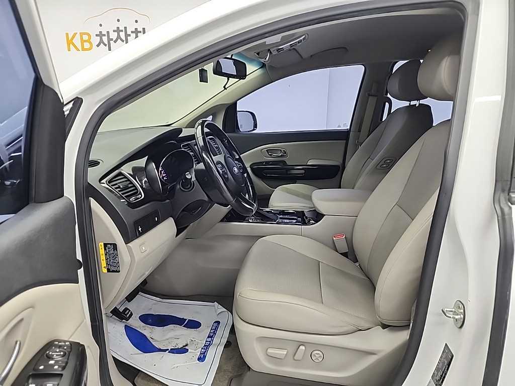 KIA Carnival - Vista 12