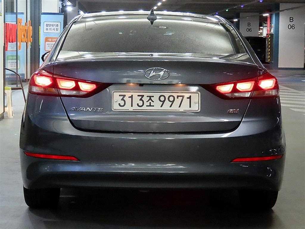 HYUNDAI Avante - Vista 5