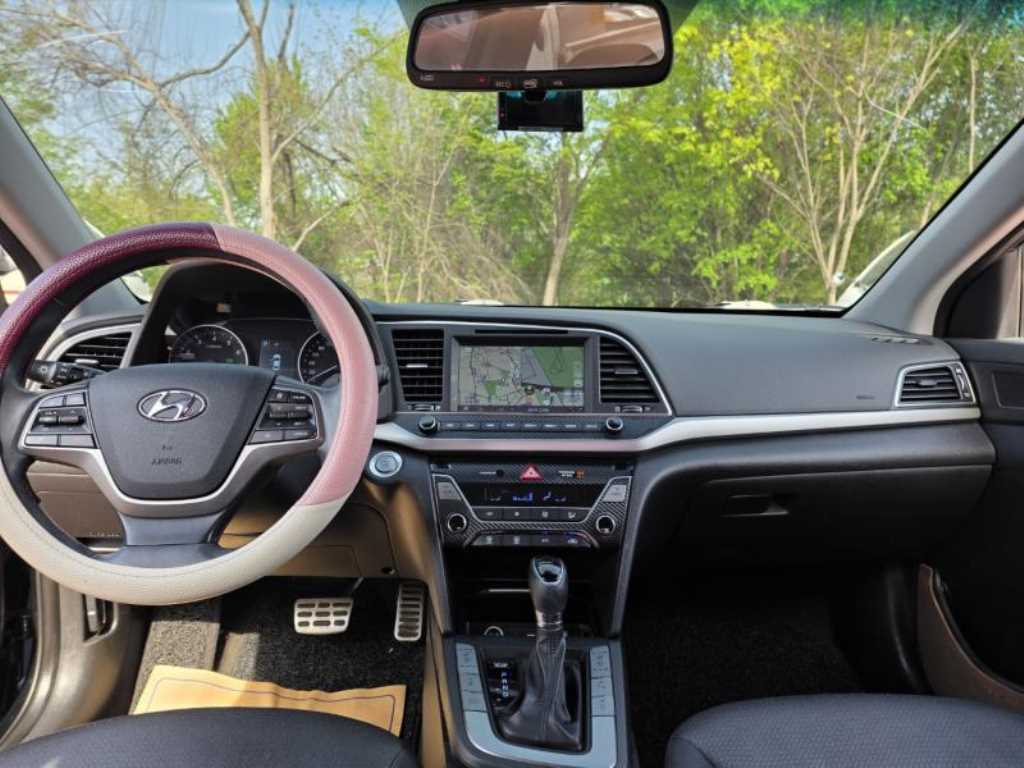 HYUNDAI Avante - Vista 5