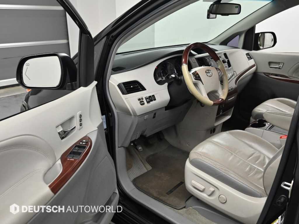 Toyota Siena - Vista 11