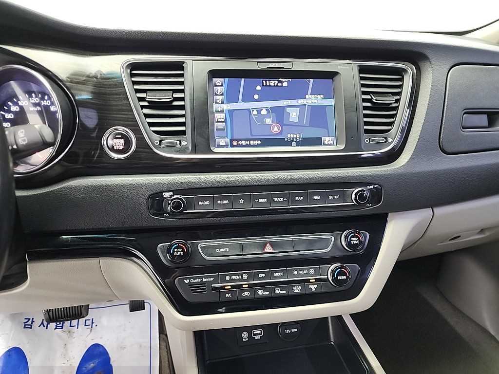 KIA Carnival - Vista 11