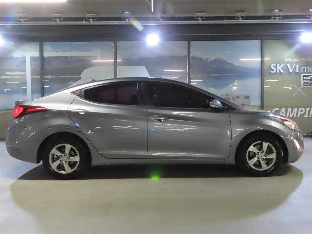 HYUNDAI Avante - Vista 3