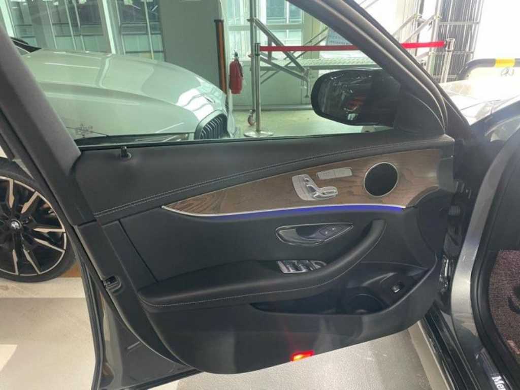 Mercedes Benz E class - Vista 11