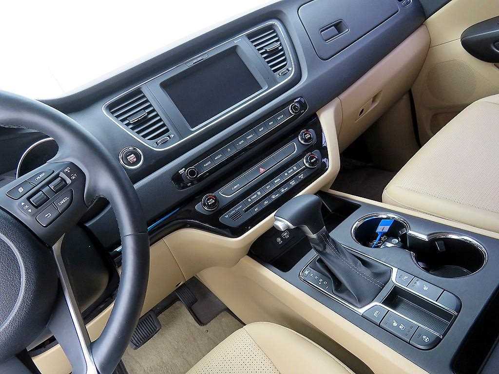 KIA Carnival - Vista 12