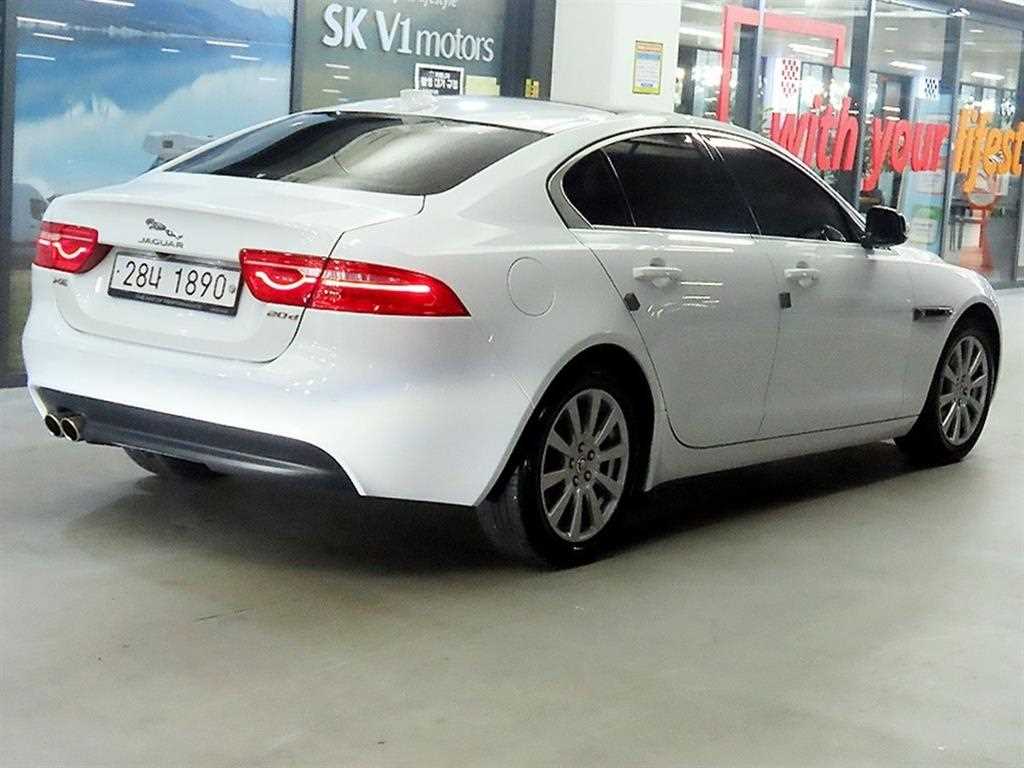Jaguar XE - Vista 4