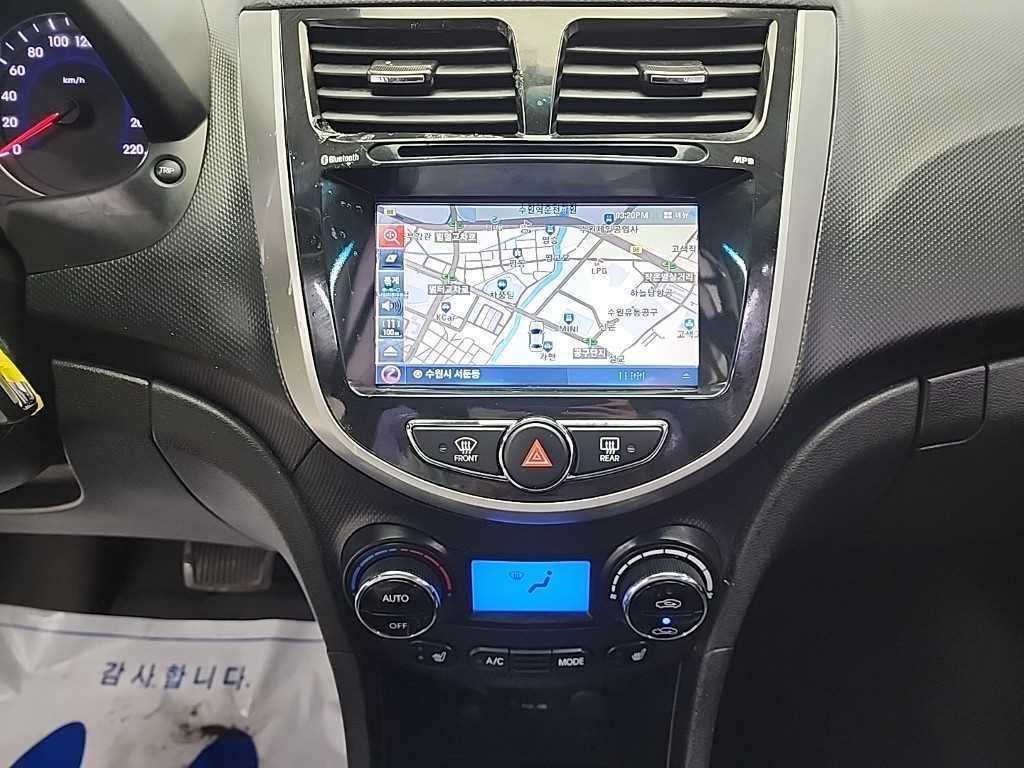 HYUNDAI Accent - Vista 10