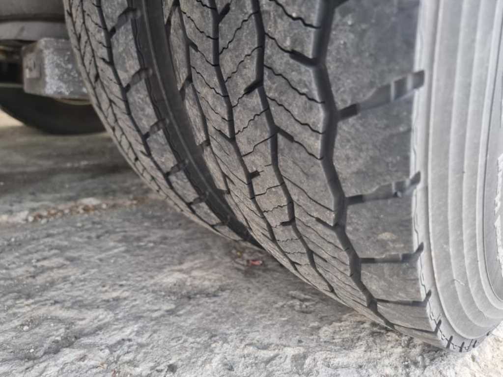 medium and large cargo truck - Vista 12