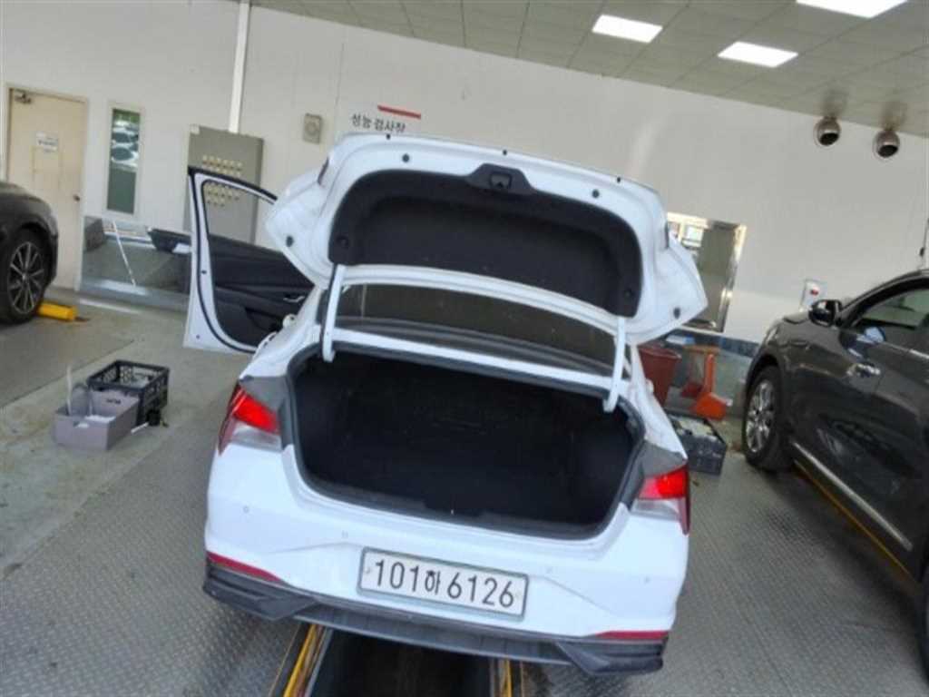 HYUNDAI Avante - Vista 11