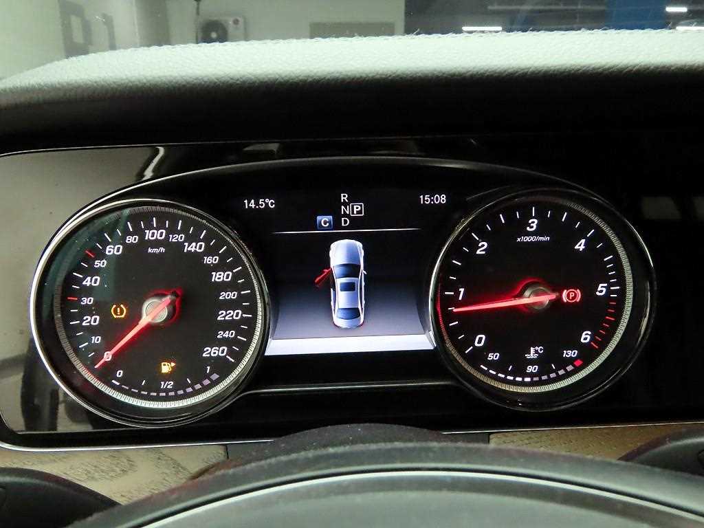 Mercedes Benz E class - Vista 5