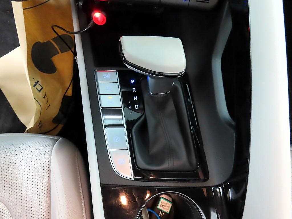 HYUNDAI Avante - Vista 10