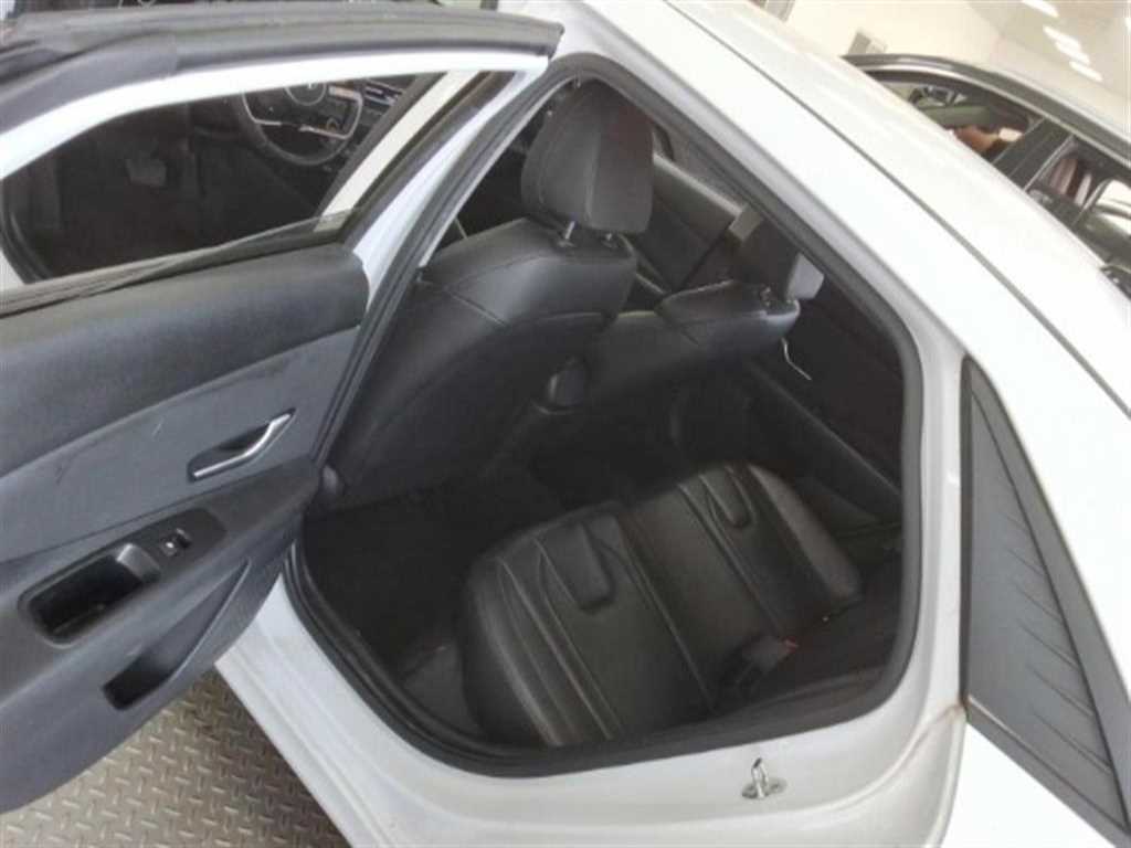 HYUNDAI Avante - Vista 10