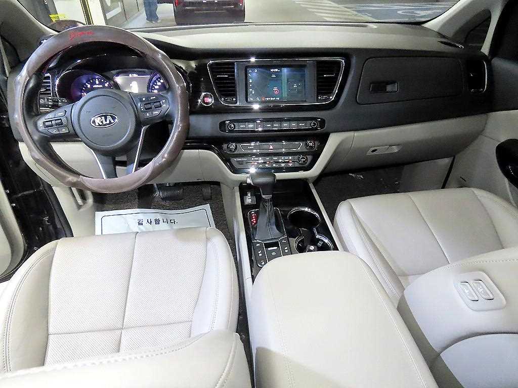 KIA Carnival - Vista 10