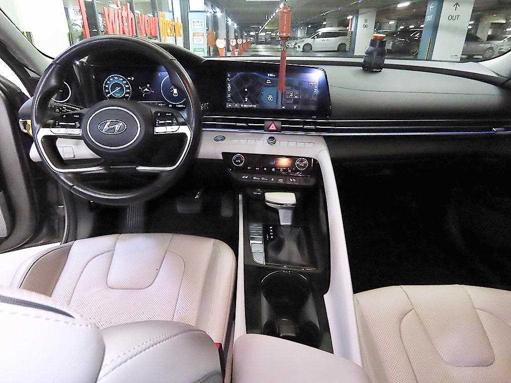 HYUNDAI Avante - Vista 10