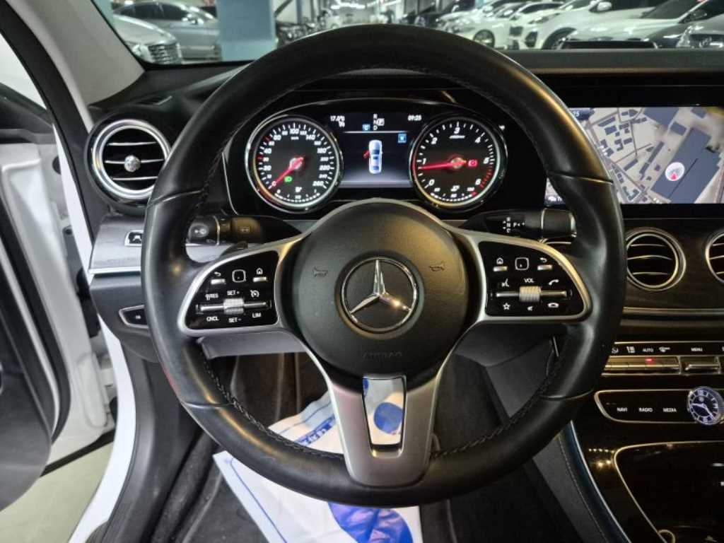 Mercedes Benz E class - Vista 8
