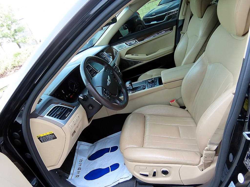 HYUNDAI Genesis - Vista 5