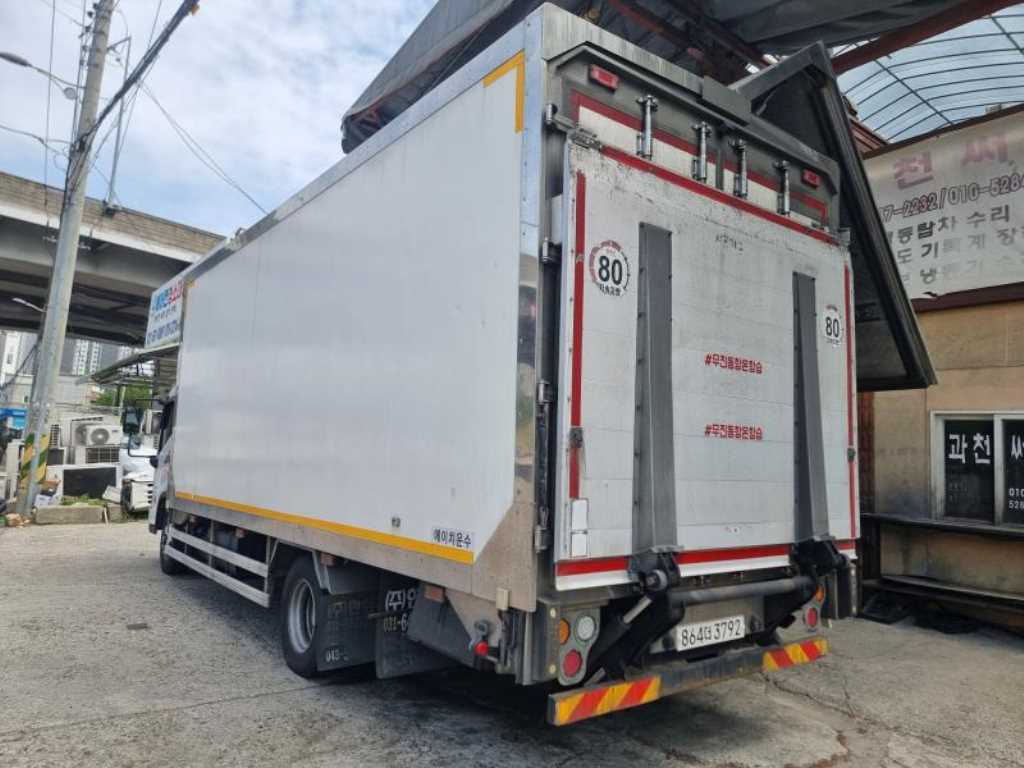 medium and large cargo truck - Vista 4