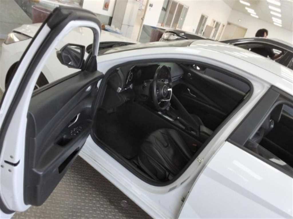 HYUNDAI Avante - Vista 9