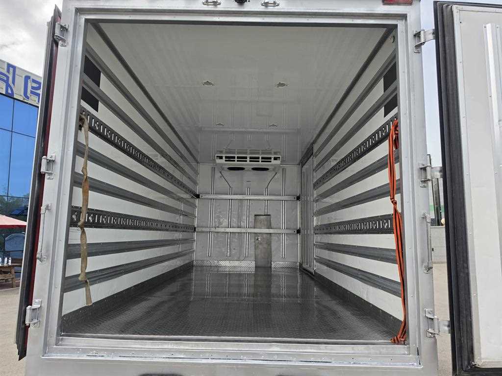 medium and large cargo truck - Vista 7