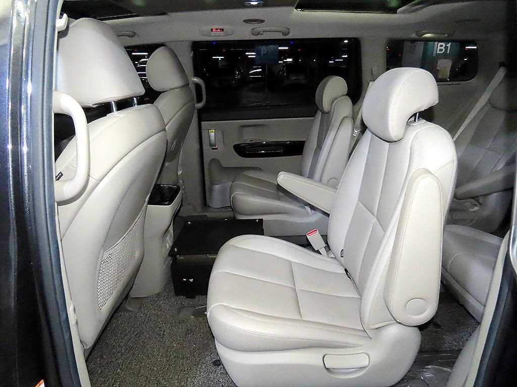 KIA Carnival - Vista 7