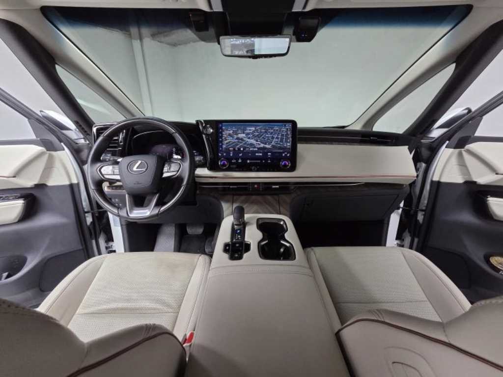 Lexus LM - Vista 4