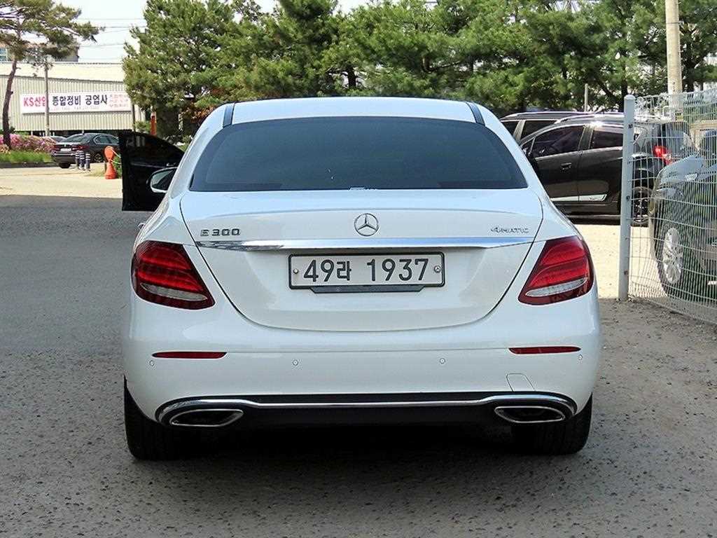 Mercedes Benz E class - Vista 4