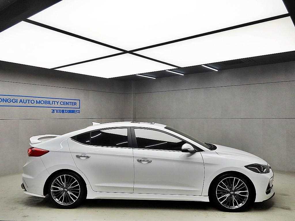 HYUNDAI Avante - Vista 2