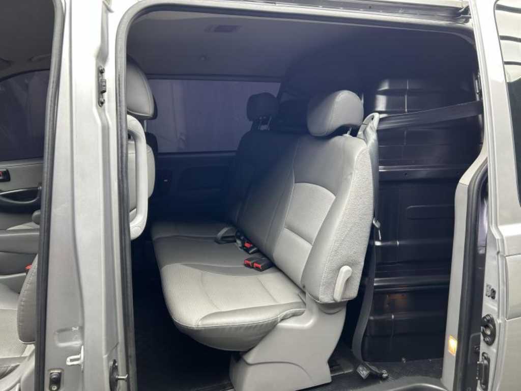 HYUNDAI Starex - Vista 7