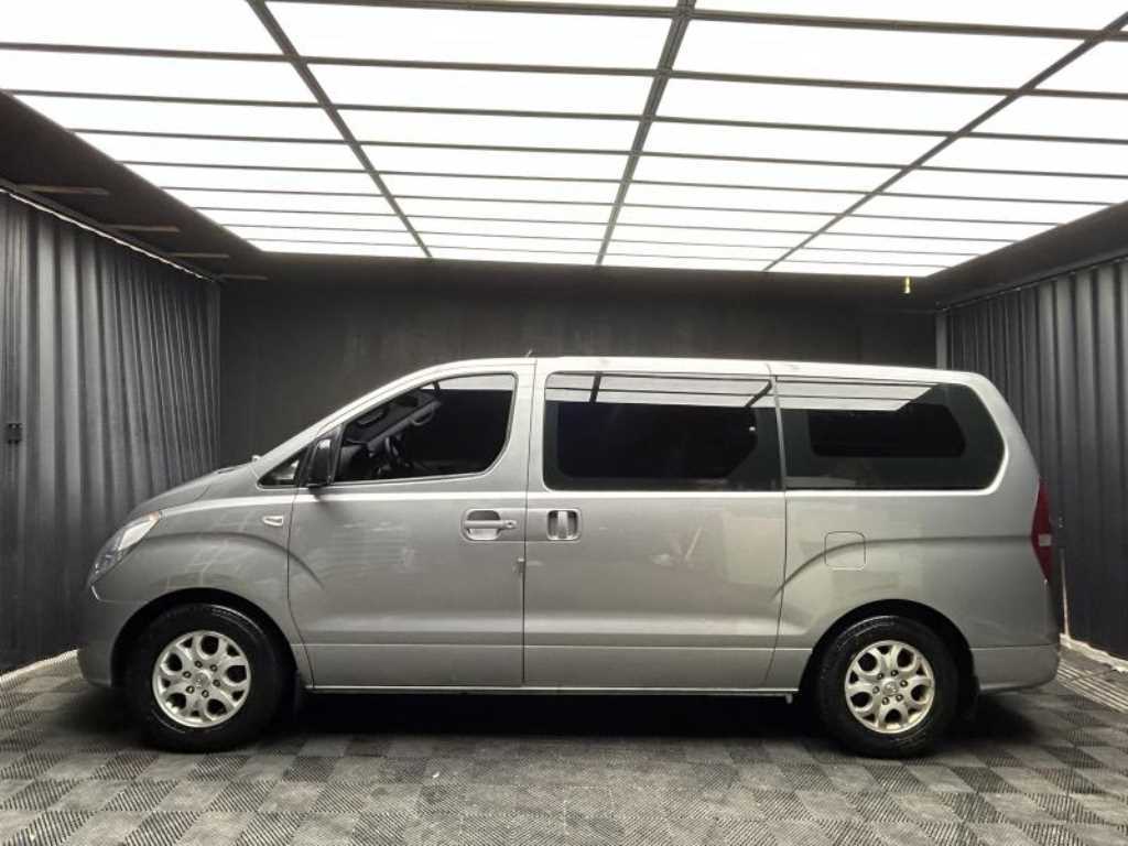 HYUNDAI Starex - Vista 2
