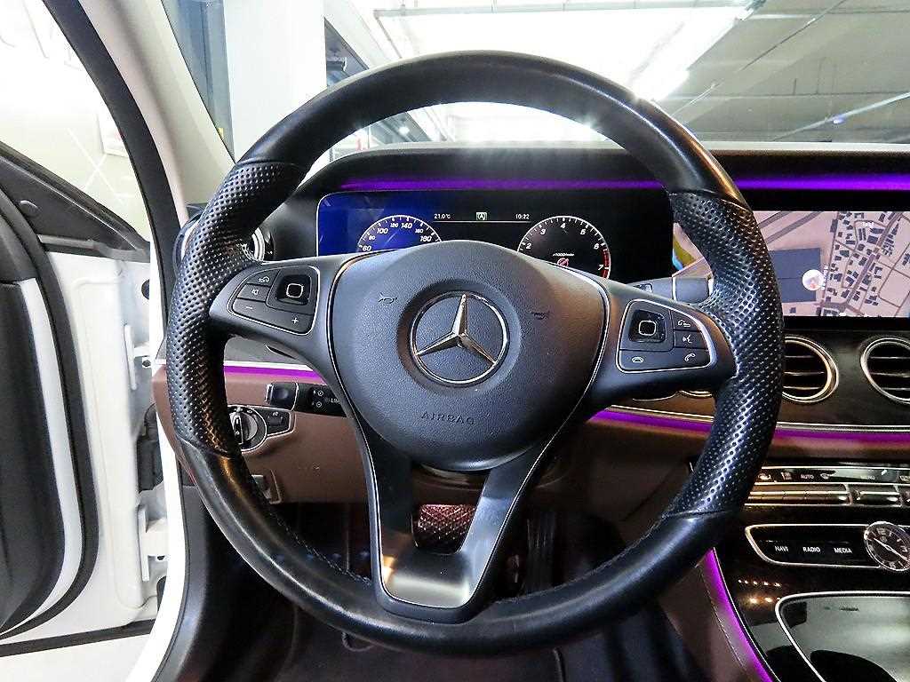 Mercedes Benz E class - Vista 8