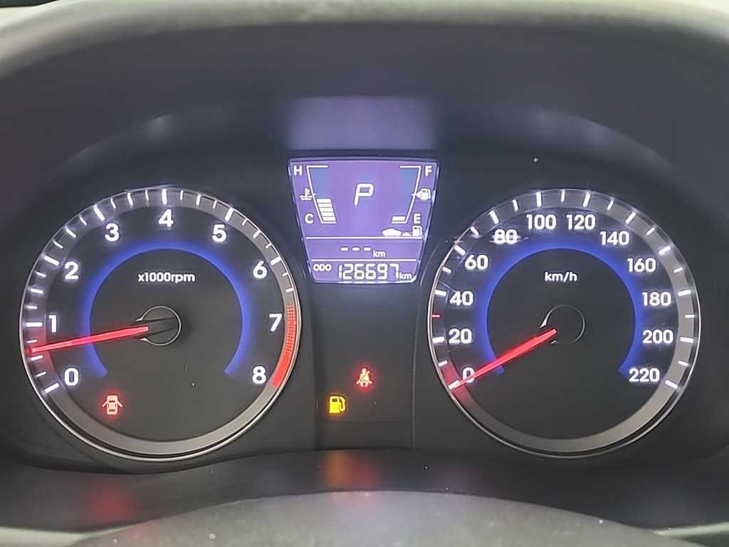 HYUNDAI Accent - Vista 6