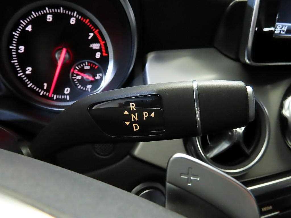 Mercedes Benz GLA Class - Vista 12