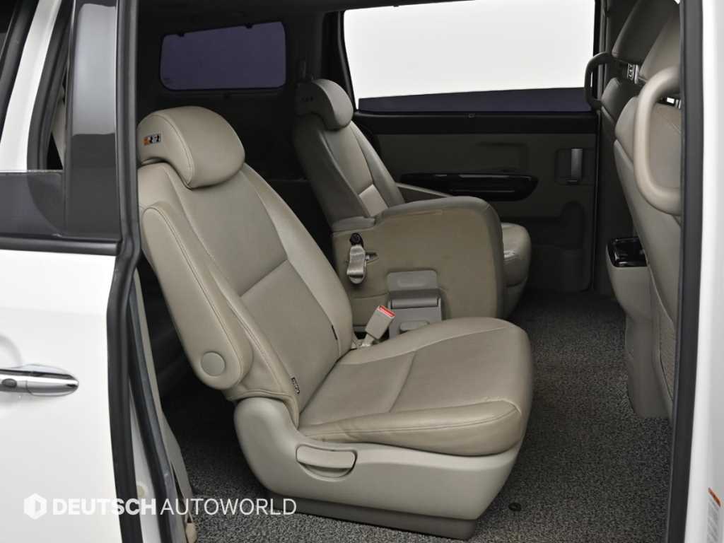 KIA Carnival - Vista 12