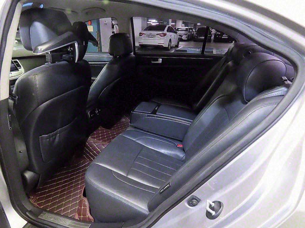 HYUNDAI Genesis - Vista 7