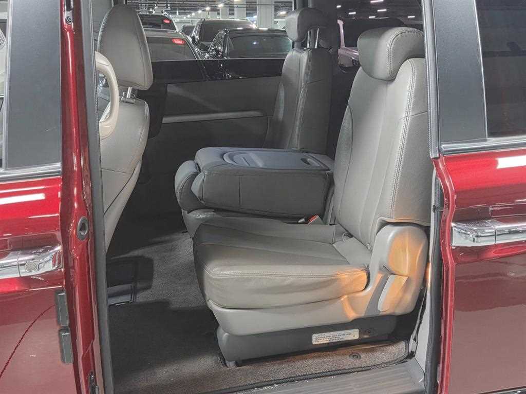 KIA Carnival - Vista 11