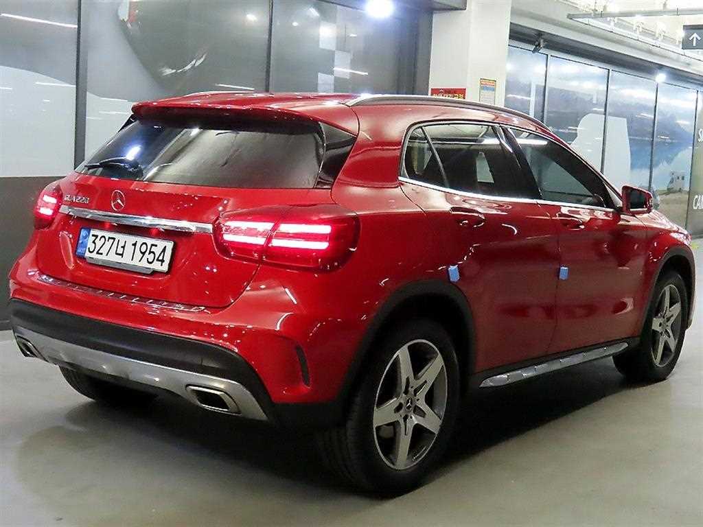 Mercedes Benz GLA Class - Vista 4