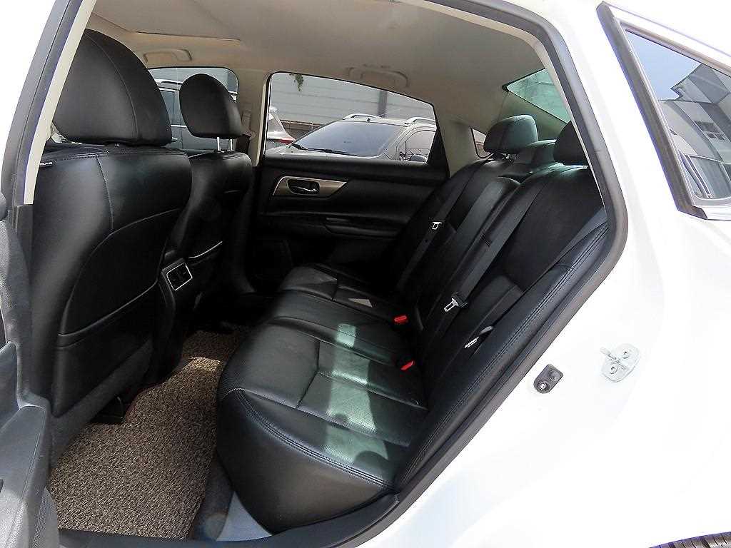 Nissan Altima - Vista 6