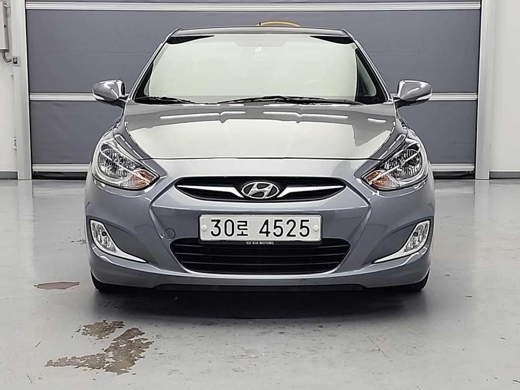 HYUNDAI Accent - Vista 2