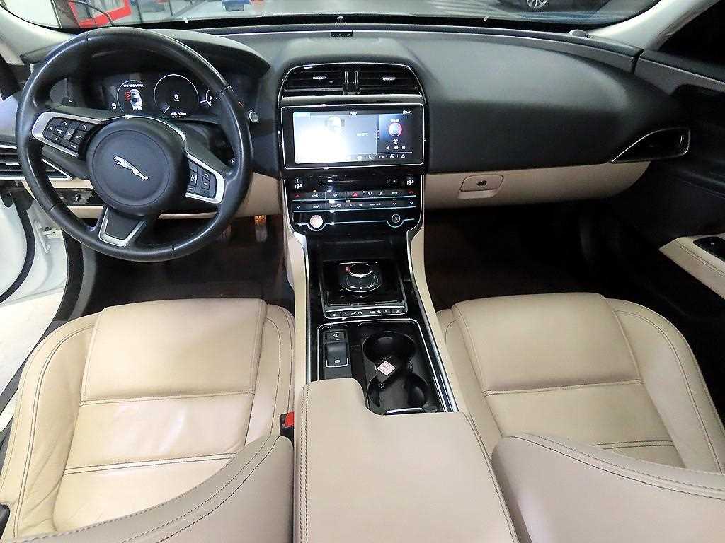 Jaguar XE - Vista 9