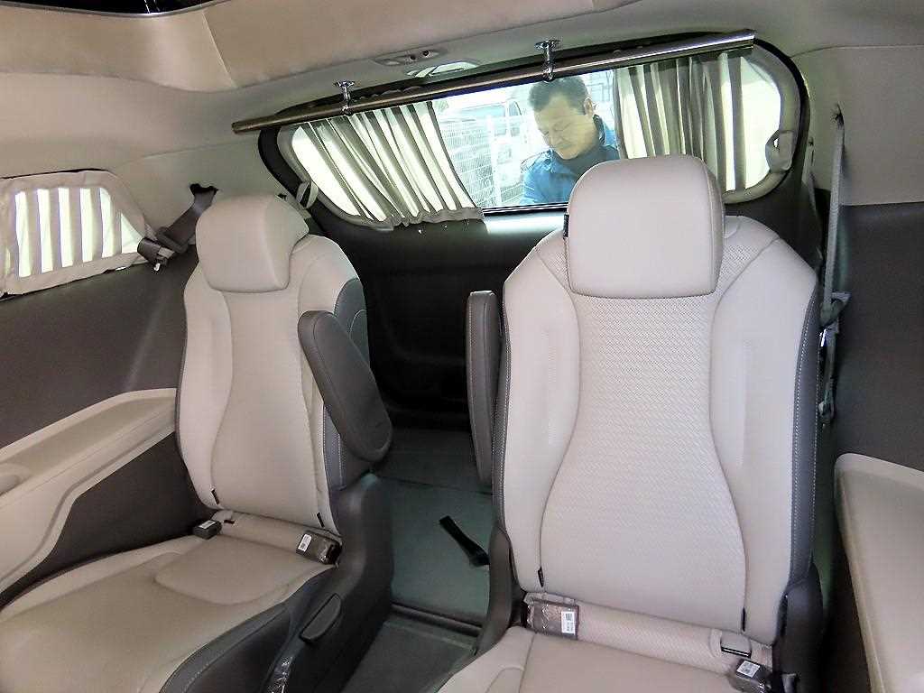 KIA Carnival - Vista 7