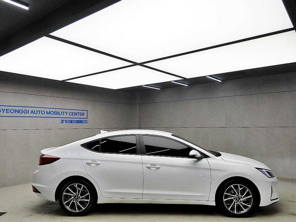 HYUNDAI Avante - Vista 2