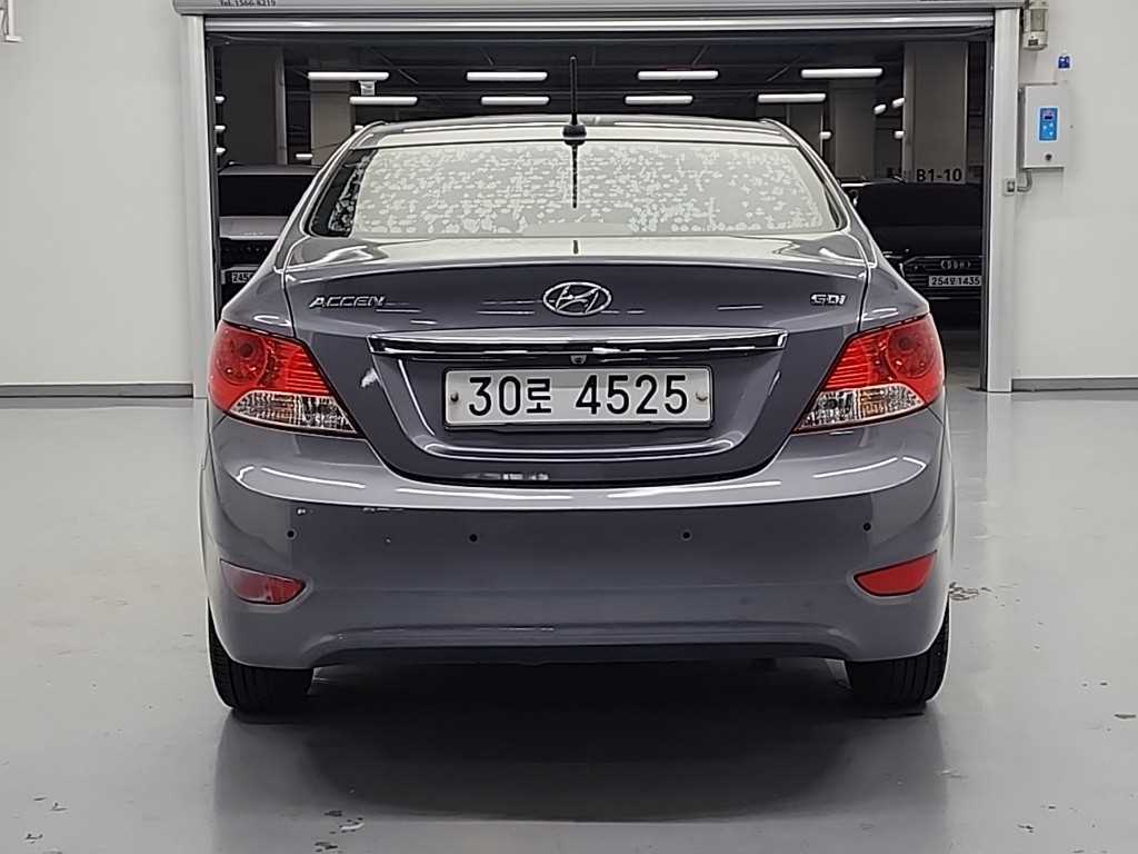 HYUNDAI Accent - Vista 3