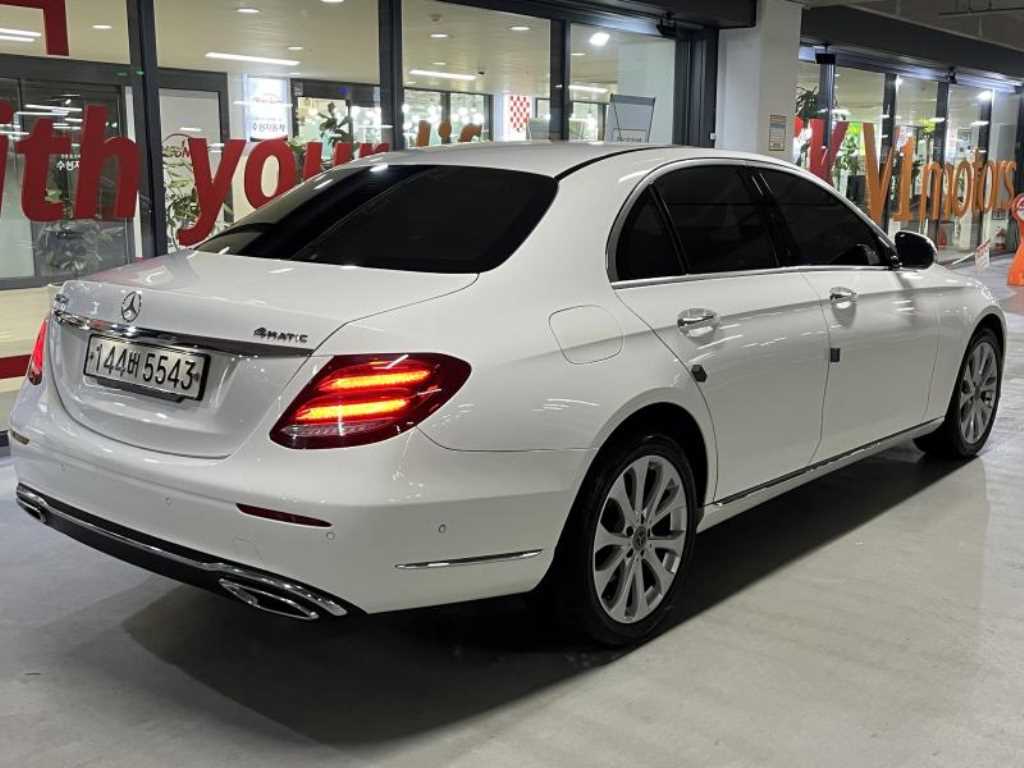 Mercedes Benz E class - Vista 3