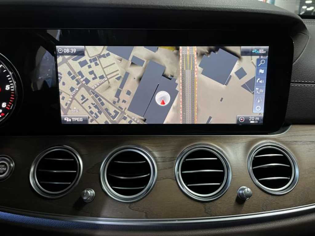 Mercedes Benz E class - Vista 12