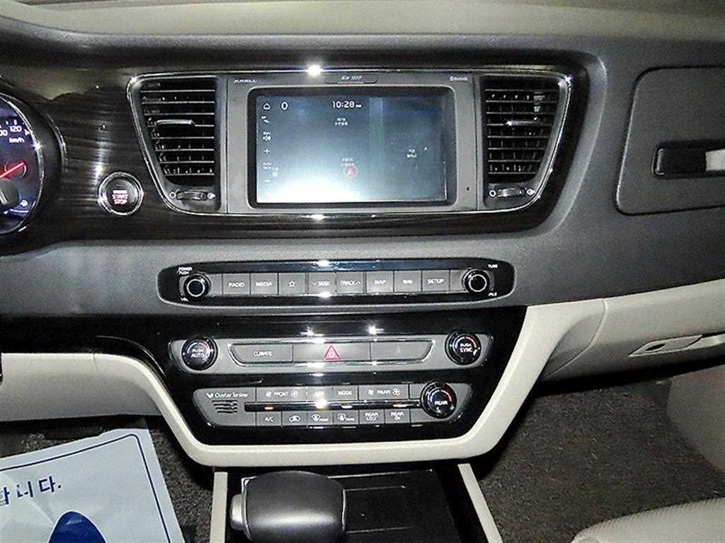 KIA Carnival - Vista 11