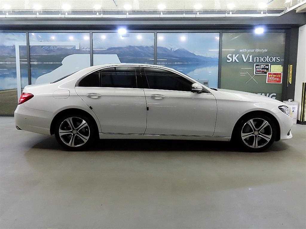 Mercedes Benz E class - Vista 3